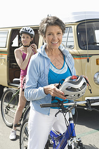 成熟成人和中成年成年妇女准备乘轮车图片