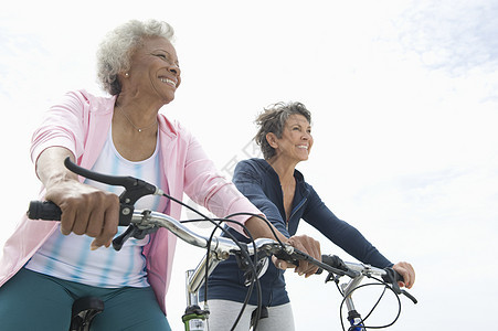 参加自行车搭车的高级妇女退休友谊头发休闲运动装两个人健康女性活动女士图片