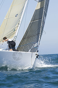 在加利福尼亚州队帆船赛中 参加游艇比赛的机组成员日光海浪全体旅行人员天空航海运输海洋帆船图片