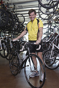 男骑自行车的男子选择了一辆新自行车图片
