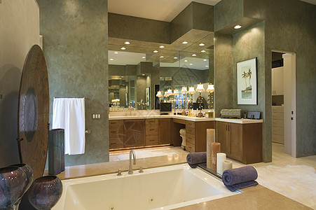在家浴室里用柜子和镜子做背景镜像 以近身洗完澡图片