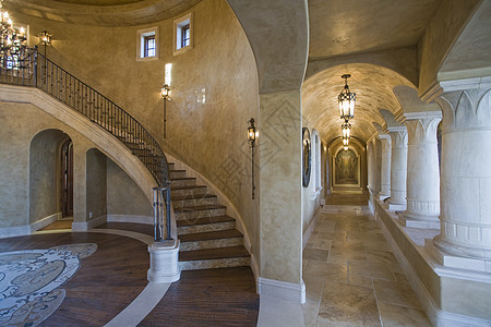 现代房屋中走廊和楼梯的视图图片