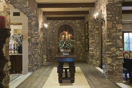 在一个宽敞的房子的石石入口走廊图片