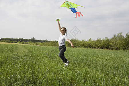年轻女孩在野外飞行风筝头发场地孩子一个女孩风光田园金发乐趣童年农村图片