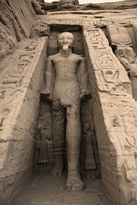 Nefertari皇后Hathor寺外的Rameses II雕像 教科文组织世界遗产遗址 称为努比亚遗迹 埃及南部纳赛尔湖西岸A图片