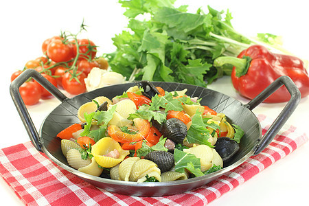 面粉锅蔬菜萝卜红色盘子餐巾平底锅熏肉绿色面条午餐图片