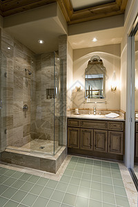 配有砖状绿地板的大理石淋浴室图片
