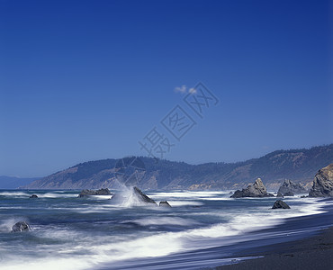 波浪冲撞在 曼多迪诺县的岩石 在加利福尼亚州图片