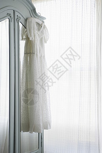 衣橱上装有净窗帘的基督教礼服房子阳光衣架镜子橱柜网状卧室裙子房间家具图片