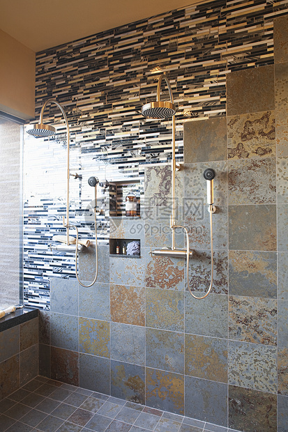 湿房间的瓷砖与双淋浴头对比图片