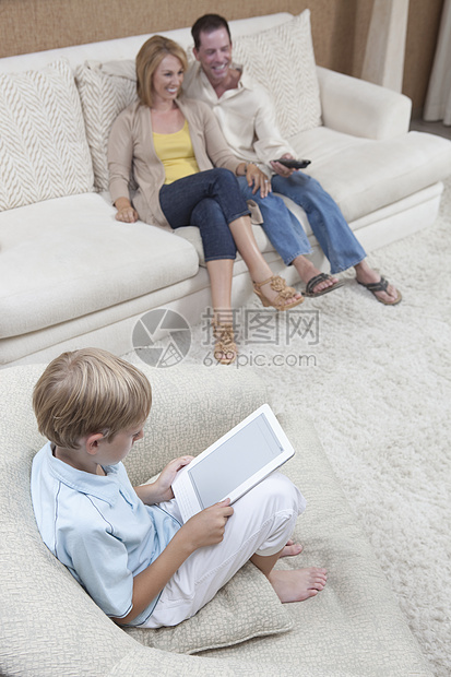 父母看电视 而儿子却看数字书图片