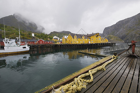 在挪威洛福滕群岛港的渔船船图片