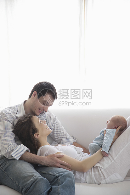 新生儿母亲和父亲及新生儿孩子新生宝贝婴儿孕产男性微笑条纹中年三个人图片