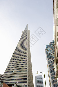 威廉佩雷拉设计的 旧金山  低角度视图建筑学窗户摩天大楼蓝天天空城市石英白色建筑外观图片