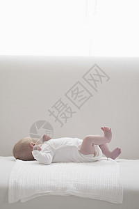 2周两周的新生儿婴儿宝宝毯子白色宝贝婴儿期男孩背景图片