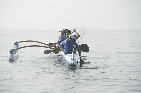 水上越野独木舟小组混血组地平线双体女士外表团队运动员平衡海洋运动图片