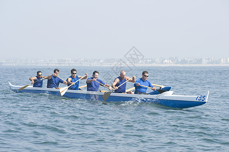 水上越野独木舟小组海女海洋男士浮筒混血组运动运动员海岸线团队外表图片