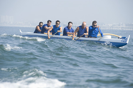 水上越野独木舟小组上半身团队运动海洋运动员图片