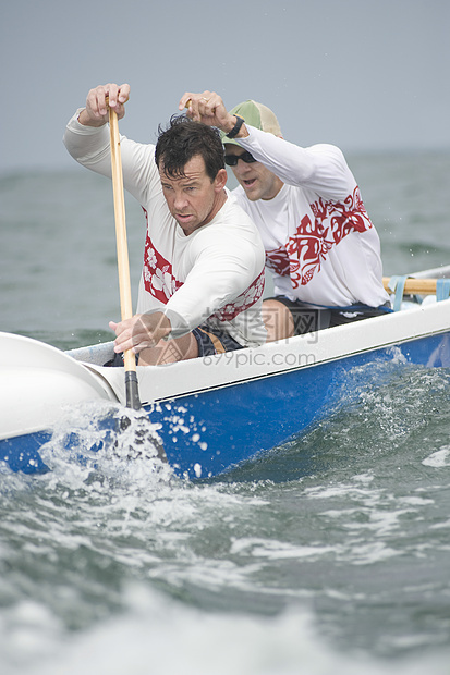 由2人组成的越野独木舟小组两个人领导男士海洋运动喷雾运动员外表图片