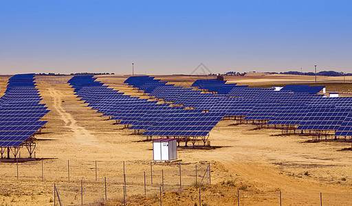 西班牙阿斯图里亚斯的太阳能电池板场天空环保问题干旱场地蓝天技术太阳能板发电厂地平线图片
