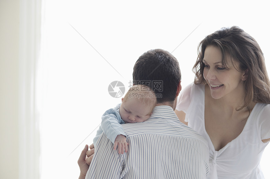 新生儿母亲和父亲及新生儿儿子条纹孕产团结新生活三个人家长男性肩膀图案图片
