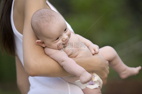 母亲抚养着两个月大的婴儿儿子男孩女子手臂尿布微笑婴儿期成人长发宝贝族裔图片