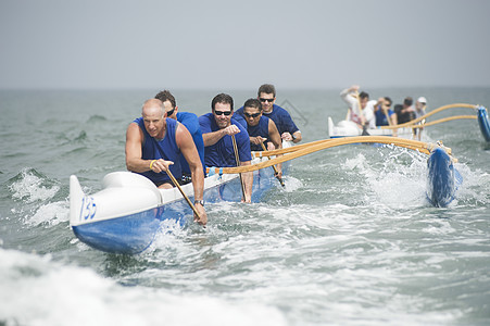 水上越野独木舟小组竞赛喷雾上半身对抗赛车运动员团队海洋运动图片