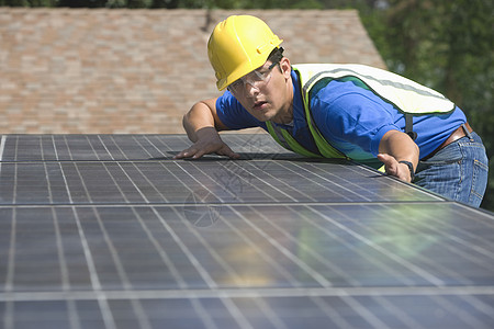 维修工人在洛杉矶的屋顶上 测量太阳能电池阵列安装光伏燃料发电环境问题太阳能男人能源安全帽图片