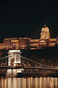 匈牙利布达佩斯首府St Stephen's Basilica的夜景图片