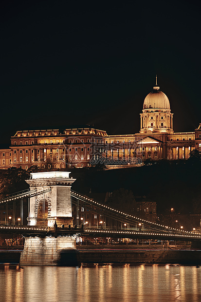 匈牙利布达佩斯首府St Stephen's Basilica的夜景图片