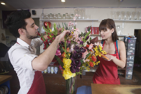 花花安排的花卉工作花店年轻人红色女士花艺生意女子商业男人围裙图片