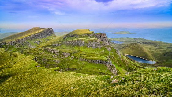 苏格兰高地Quiraing海岸线的全景图悬崖塌方风景顶峰地标岩石爬坡丘陵荒野山脉图片