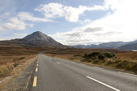 通往Donegal县埃里加尔山脉的公路图片