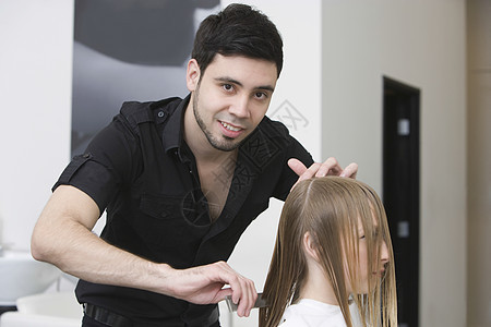 男人在理发师身上剪头发和梳理年轻女人的头发女士美发成年理发男子刷子梳子成人衬衫微笑图片