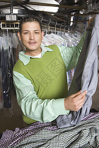 在洗衣店工作的人干洗店男人成人男性衣服裁缝裤子生意职业家族图片