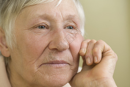 短发灰色短发 手靠着的老年妇女图片