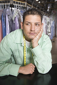 在洗衣店工作的人干洗店手肘男性衣服成人卷尺商业生意家族绿色图片