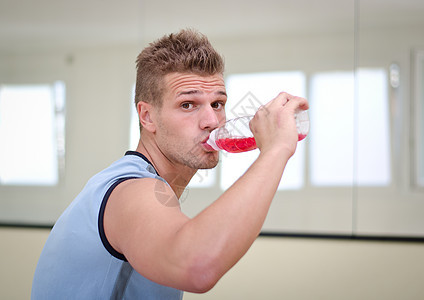 有吸引力的好运动员 喝瓶酒红饮红饮料图片