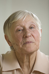 短灰发老年妇女的肖像图背景图片