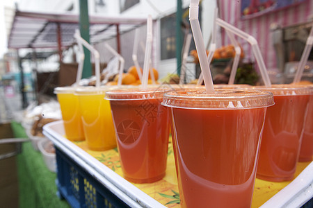 在市场摊位展示的水果果汁特写图片