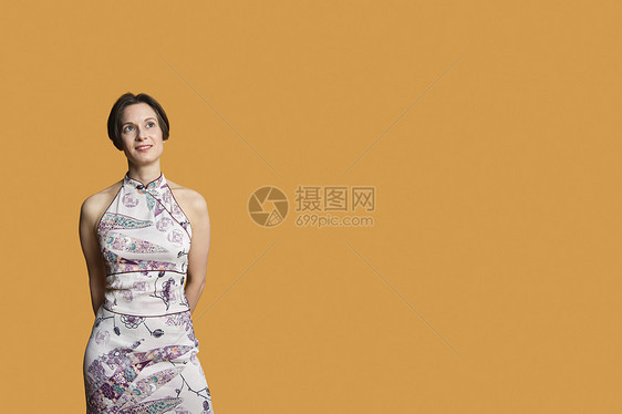 站在彩色背景之上的快乐中年成年女子图片