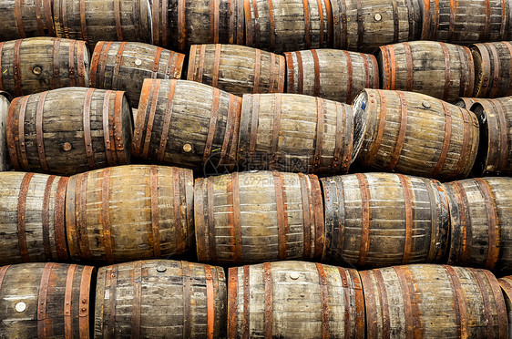 堆积的旧威士忌和红酒木桶图片