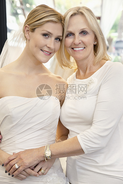 母亲的肖像 女儿在新娘店中打扮成新娘图片