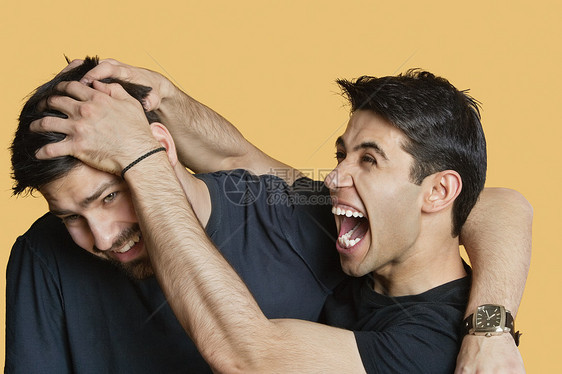 年轻男性朋友为彩色背景打斗图片