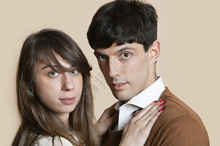 对西班牙裔年轻夫妇的画像 超越彩色背景图片