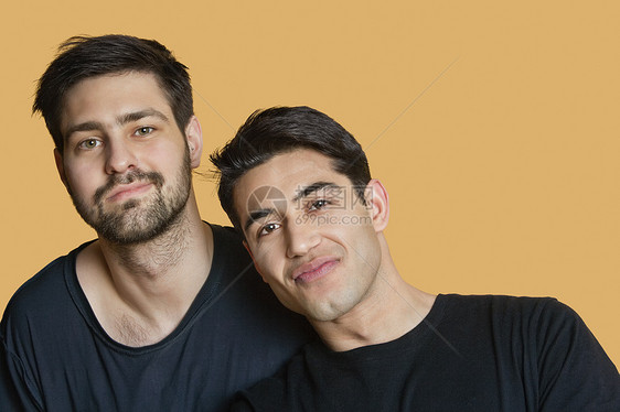 年轻男性朋友在彩色背景上的肖像图片