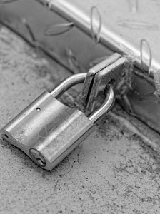 铁门上的锁链钥匙黄色挂锁金属合金古董入口力量安全警卫图片