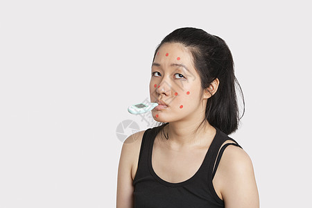 口腔中温度计的妇女患麻疹;妇女图片