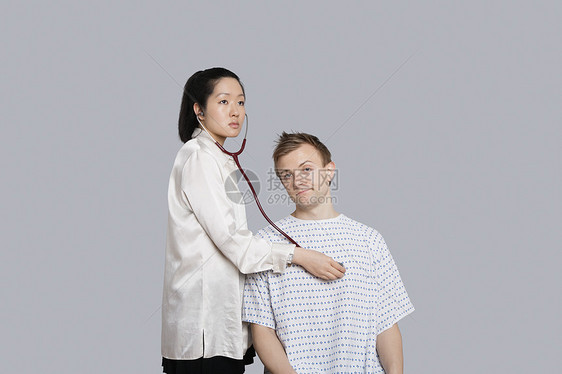 正在接受医生检查的病人图片