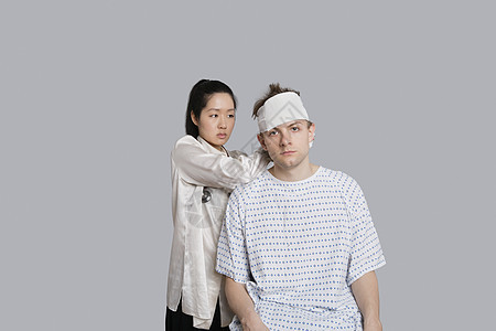 女医生用绷带包扎病人头部图片